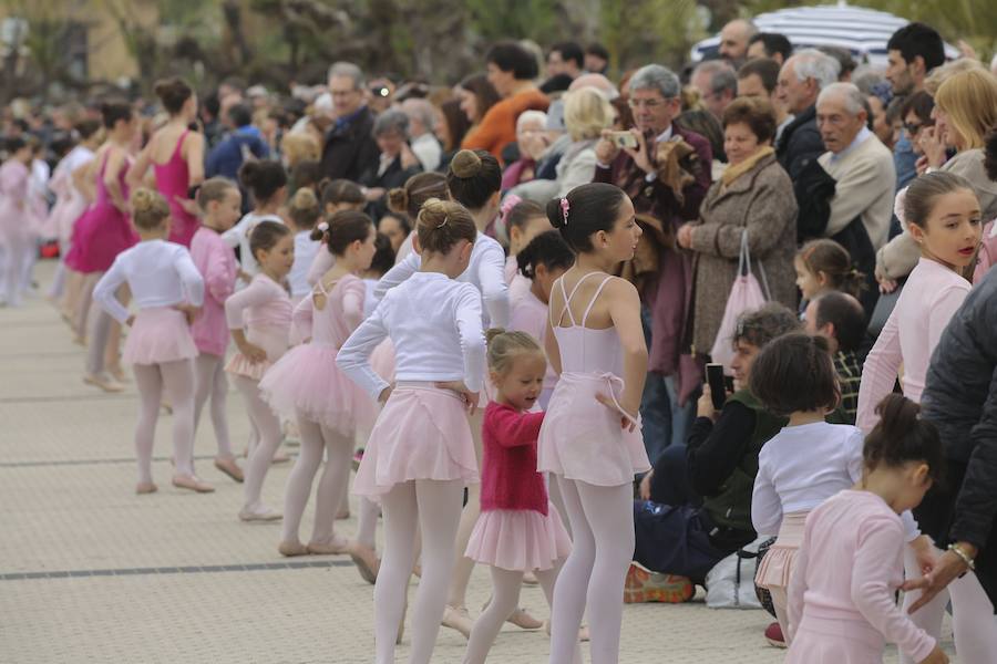 Cientos de bailarinas y bailarines volvieron a llenar un año más el Paseo de La Concha para celebrar el mes de la danza.