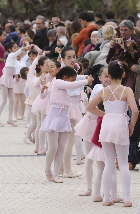 Cientos de bailarinas y bailarines volvieron a llenar un año más el Paseo de La Concha para celebrar el mes de la danza.
