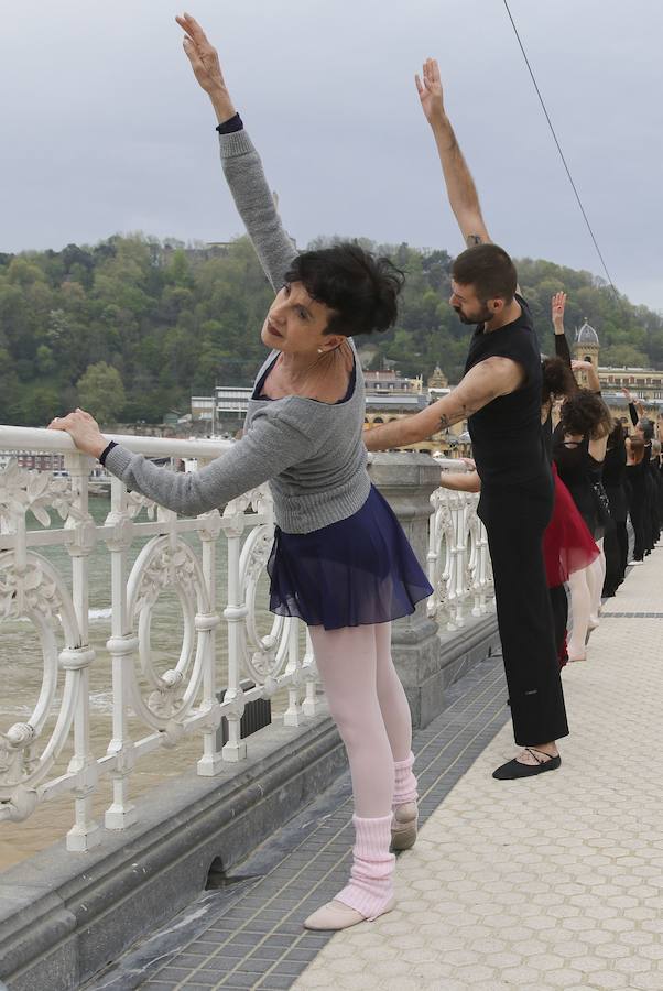 Cientos de bailarinas y bailarines volvieron a llenar un año más el Paseo de La Concha para celebrar el mes de la danza.