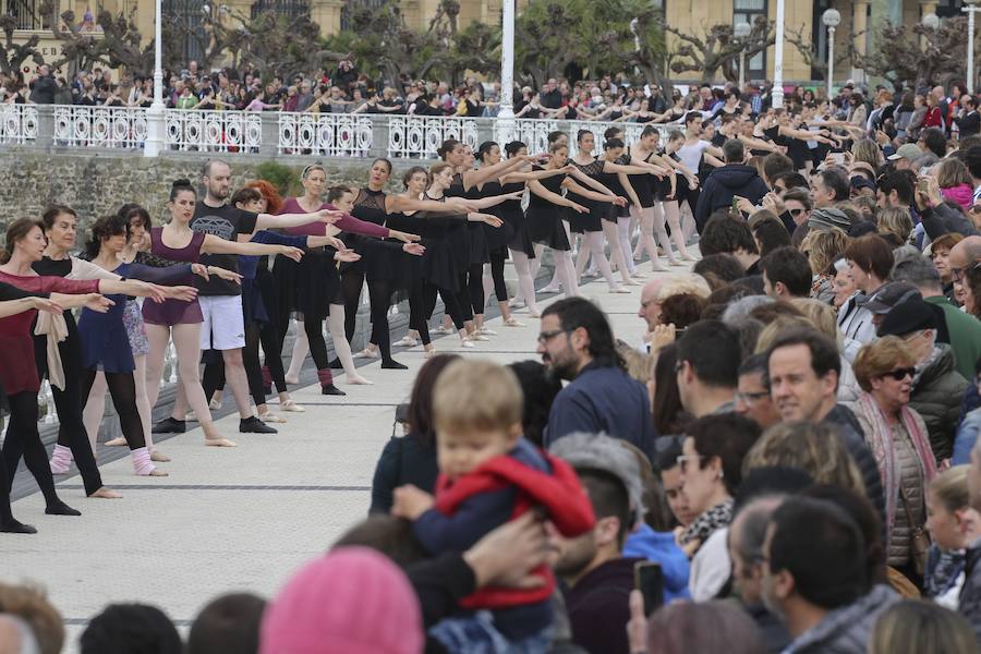 Cientos de bailarinas y bailarines volvieron a llenar un año más el Paseo de La Concha para celebrar el mes de la danza.