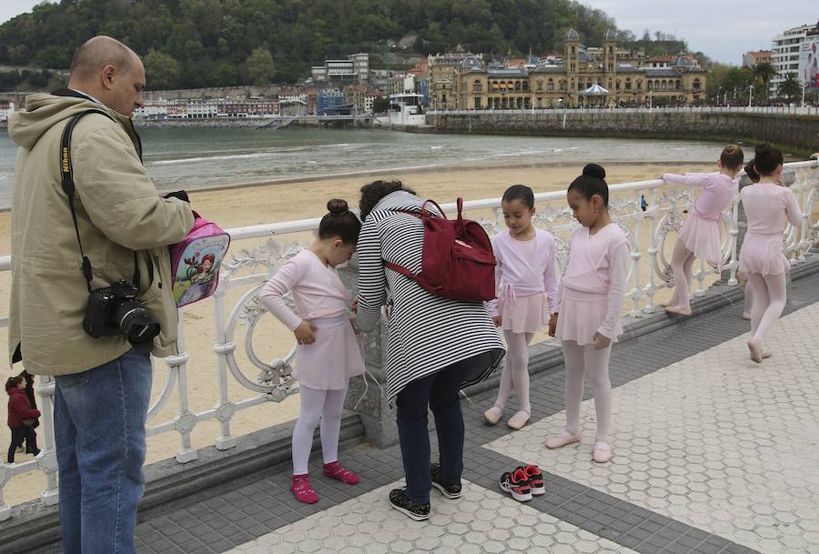Cientos de bailarinas y bailarines volvieron a llenar un año más el Paseo de La Concha para celebrar el mes de la danza.