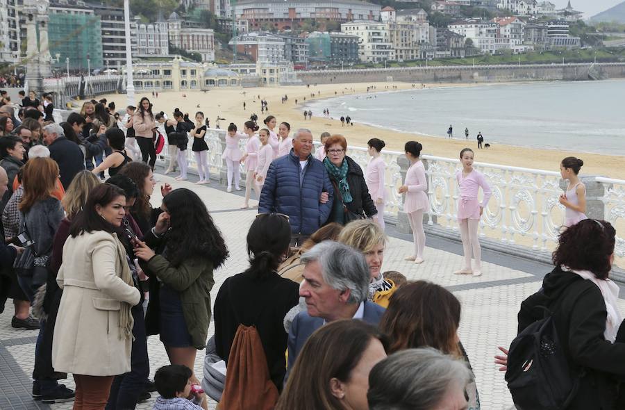 Cientos de bailarinas y bailarines volvieron a llenar un año más el Paseo de La Concha para celebrar el mes de la danza.