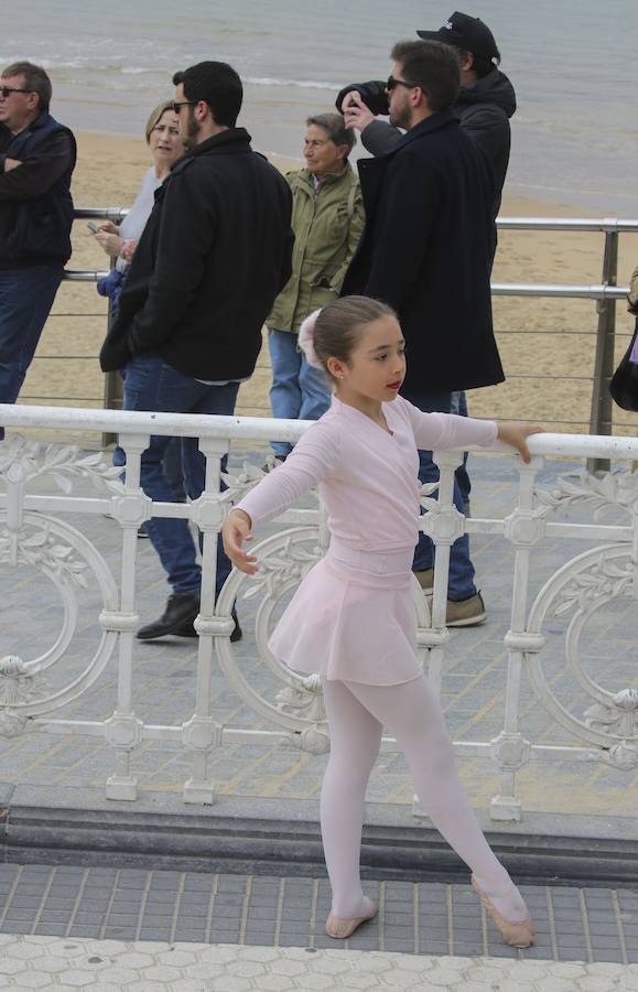 Cientos de bailarinas y bailarines volvieron a llenar un año más el Paseo de La Concha para celebrar el mes de la danza.