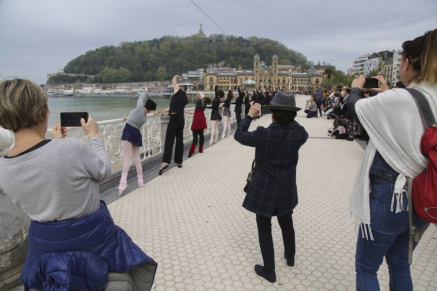 Cientos de bailarinas y bailarines volvieron a llenar un año más el Paseo de La Concha para celebrar el mes de la danza.