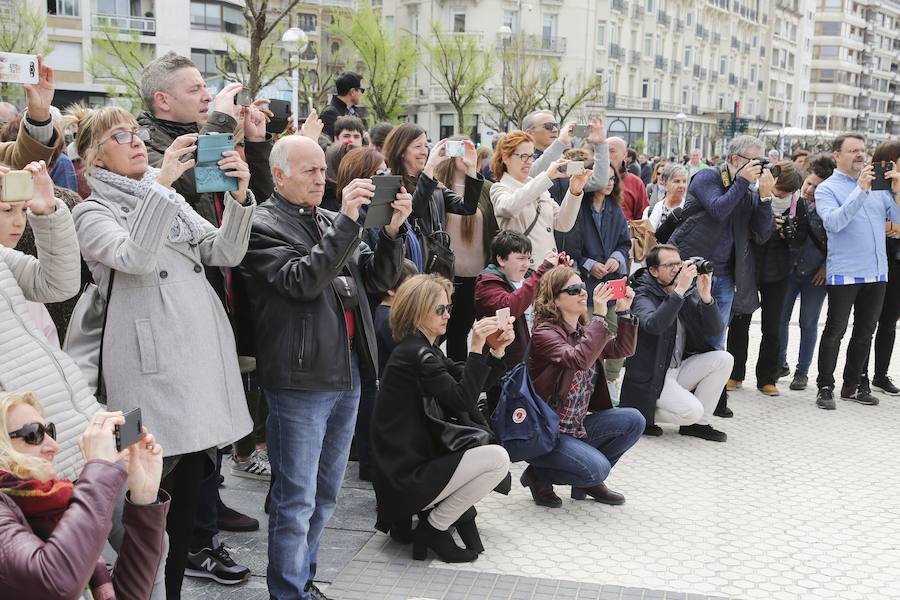 Cientos de bailarinas y bailarines volvieron a llenar un año más el Paseo de La Concha para celebrar el mes de la danza.