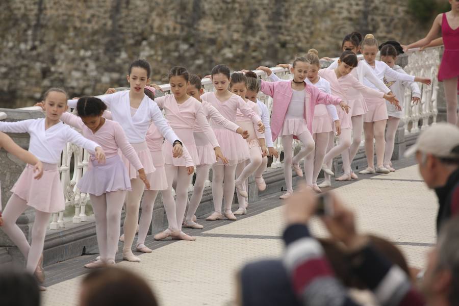 Cientos de bailarinas y bailarines volvieron a llenar un año más el Paseo de La Concha para celebrar el mes de la danza.