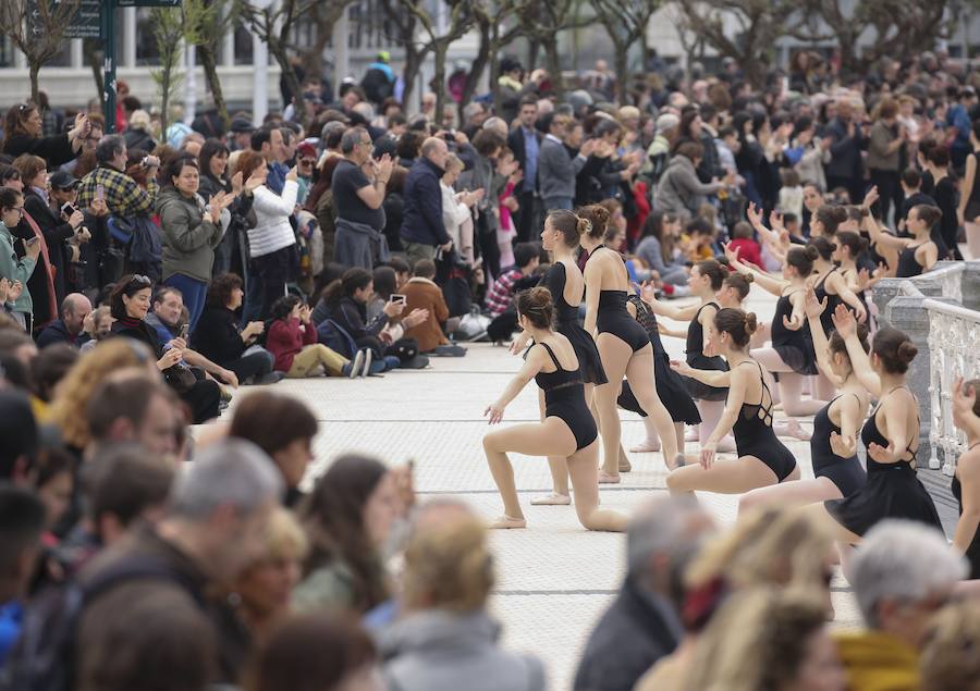 Cientos de bailarinas y bailarines volvieron a llenar un año más el Paseo de La Concha para celebrar el mes de la danza.
