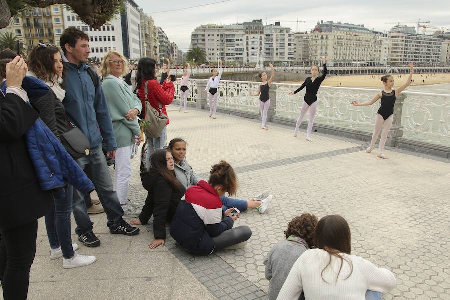 Cientos de bailarinas y bailarines volvieron a llenar un año más el Paseo de La Concha para celebrar el mes de la danza.