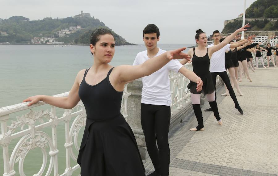 Cientos de bailarinas y bailarines volvieron a llenar un año más el Paseo de La Concha para celebrar el mes de la danza.
