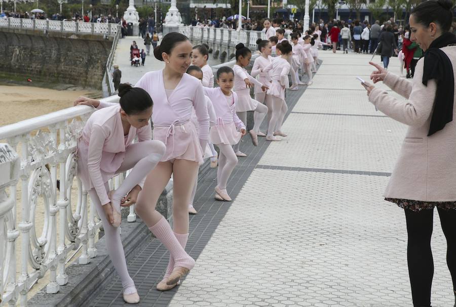 Cientos de bailarinas y bailarines volvieron a llenar un año más el Paseo de La Concha para celebrar el mes de la danza.