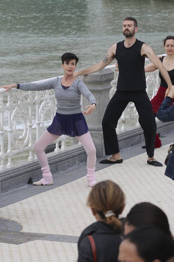 Cientos de bailarinas y bailarines volvieron a llenar un año más el Paseo de La Concha para celebrar el mes de la danza.