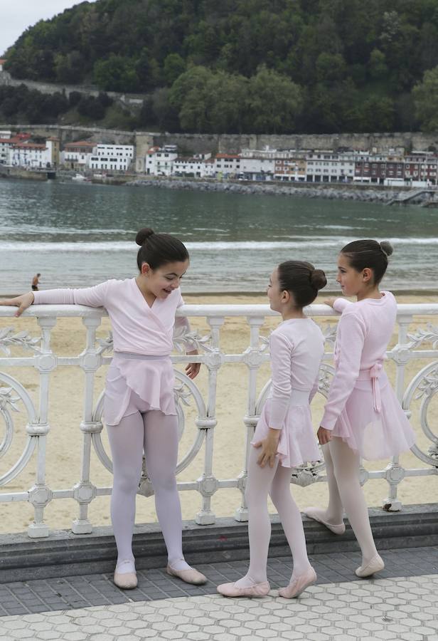 Cientos de bailarinas y bailarines volvieron a llenar un año más el Paseo de La Concha para celebrar el mes de la danza.