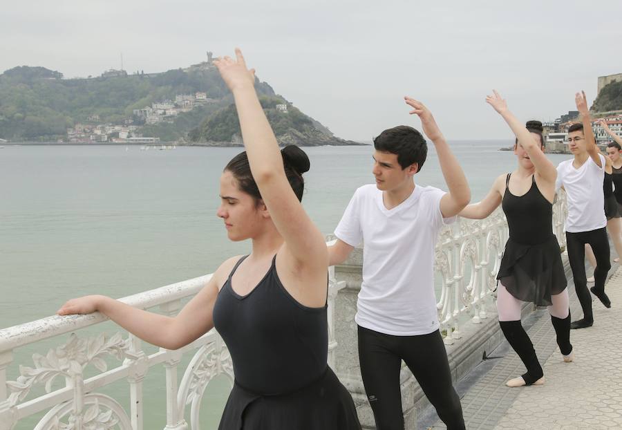 Cientos de bailarinas y bailarines volvieron a llenar un año más el Paseo de La Concha para celebrar el mes de la danza.