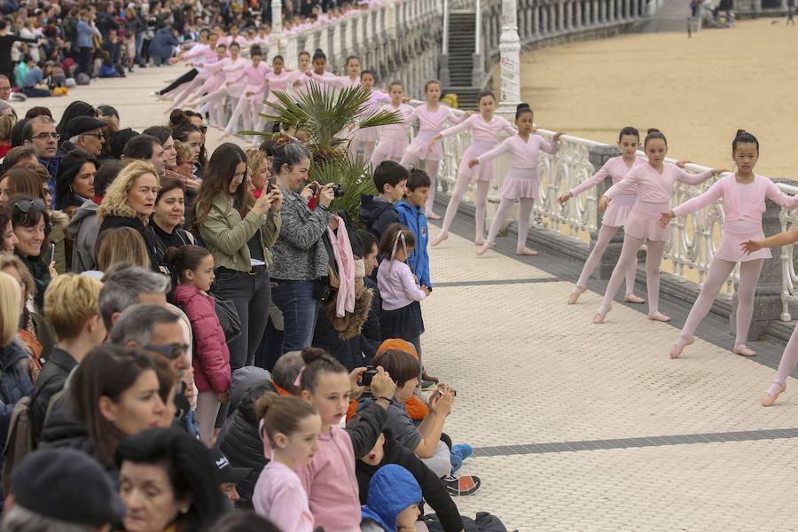 Cientos de bailarinas y bailarines volvieron a llenar un año más el Paseo de La Concha para celebrar el mes de la danza.