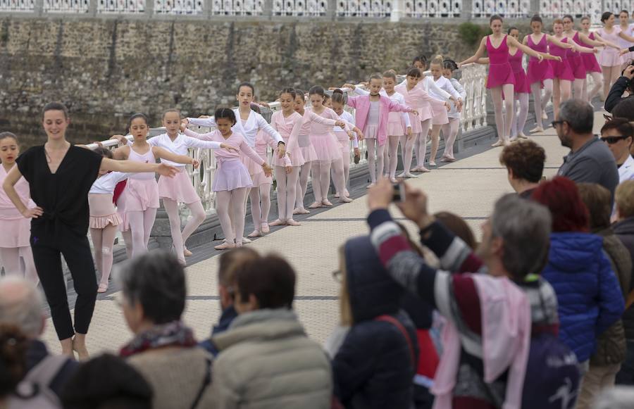 Cientos de bailarinas y bailarines volvieron a llenar un año más el Paseo de La Concha para celebrar el mes de la danza.