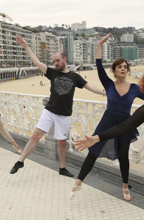Cientos de bailarinas y bailarines volvieron a llenar un año más el Paseo de La Concha para celebrar el mes de la danza.