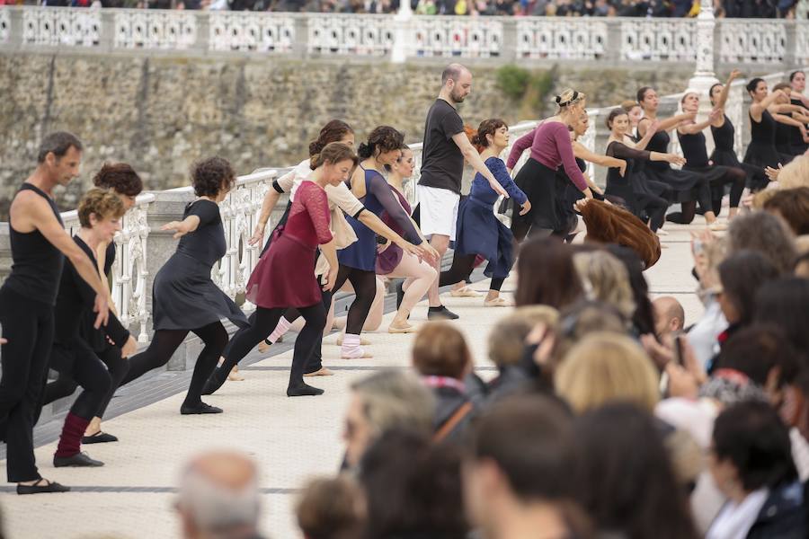 Cientos de bailarinas y bailarines volvieron a llenar un año más el Paseo de La Concha para celebrar el mes de la danza.