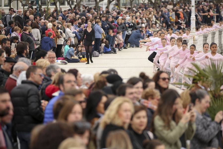 Cientos de bailarinas y bailarines volvieron a llenar un año más el Paseo de La Concha para celebrar el mes de la danza.