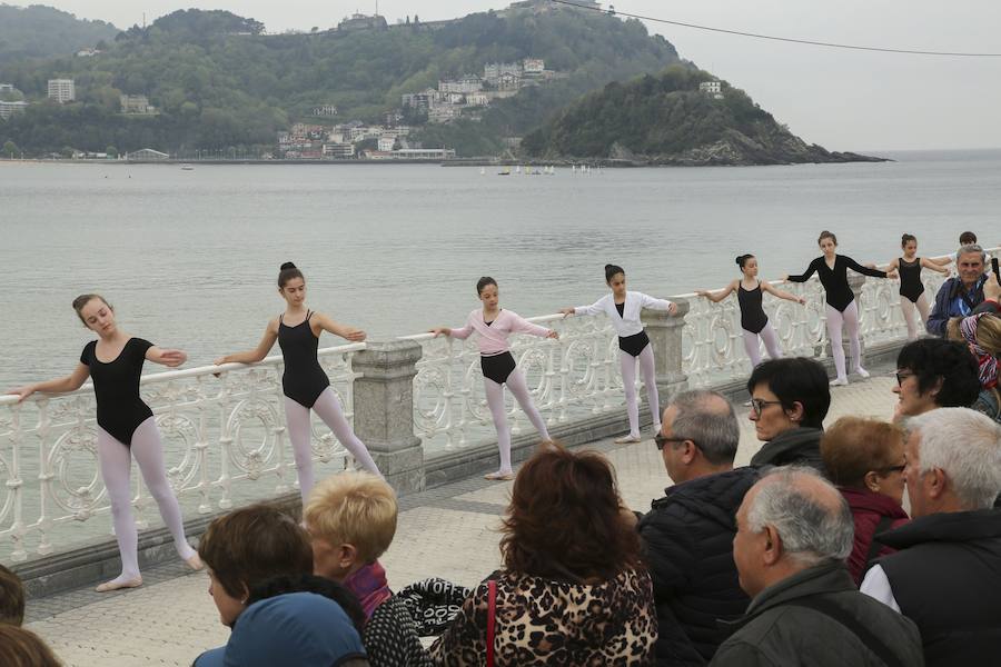 Cientos de bailarinas y bailarines volvieron a llenar un año más el Paseo de La Concha para celebrar el mes de la danza.