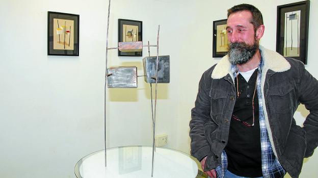 Willy Bersaluze posa junto a alguna de las obras que expone en el Palacio Aguirre. 