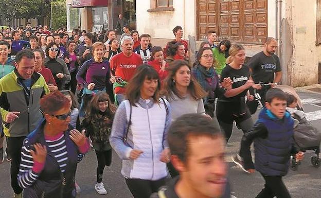 Klika. Hainbat pertsonen artean, Labeaga kalean erritmoa moteldu behar izan zen, Gainzuri eta Ikastolan sartzeko, Txalaparen doinuak agurtu ondoren.