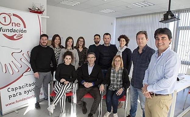 Alberto Gárate (primero por la derecha), junto a su equipo del Grupo One, en las instalaciones de Astigarraga. :