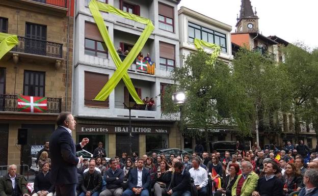 Los asistentes al mitin de Rivera en Errenteria salen escoltados por la Ertzaintza