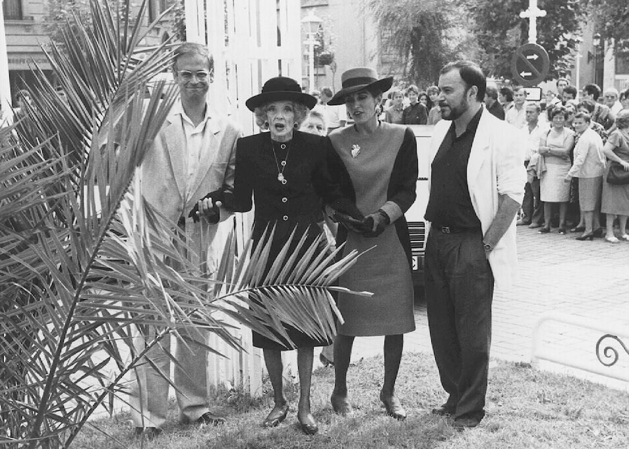 Diego Galán posa en los jardines del María Cristina junto a Bette Davis, su secretaria y Jaime Azpilicueta. La actriz recibió el Premio Donostia en 1989