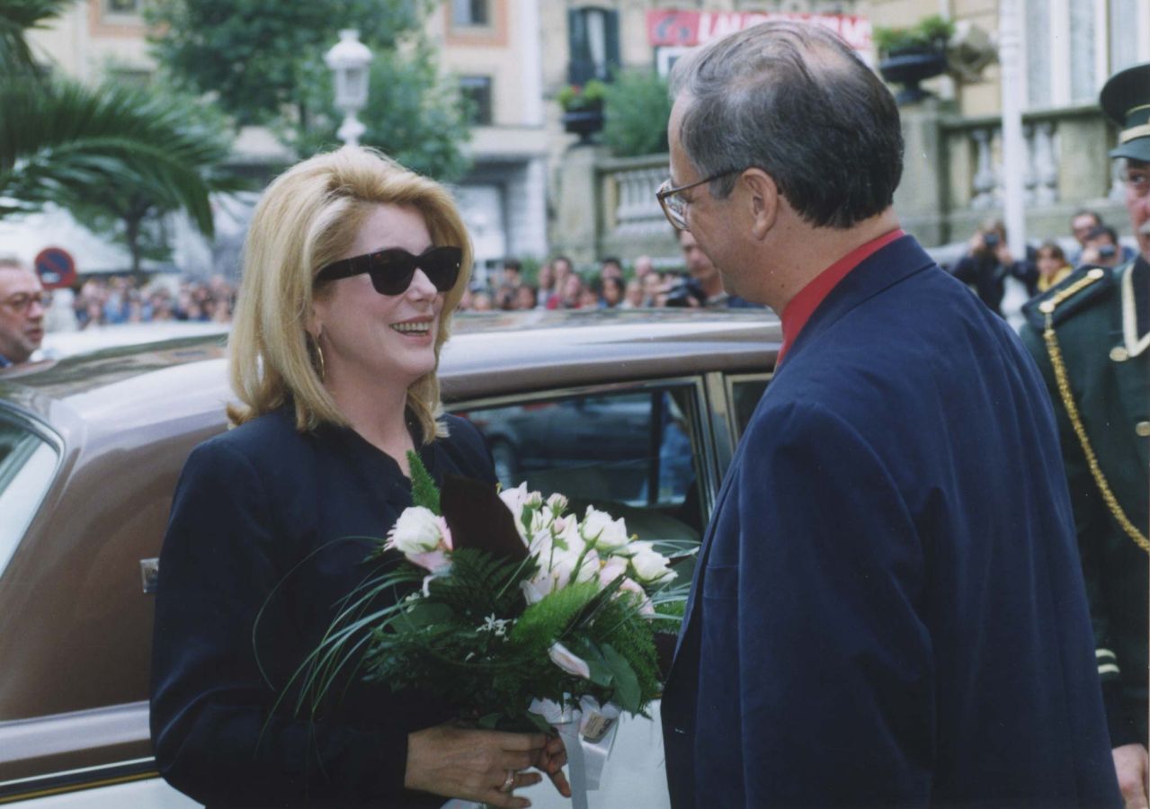 Diego Galán recibe a la actriz francesa Catherine Deneuve en 1995. La actriz recibió junto a Susan Sarandon el Premio Donostia ese año. 