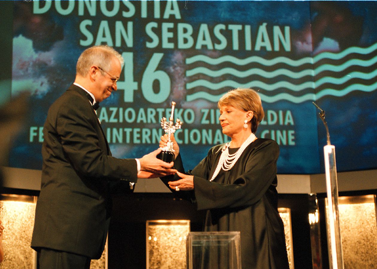 Diego Galán entrega a la actriz Jeanne Moreau el Premio Donostia de 1998