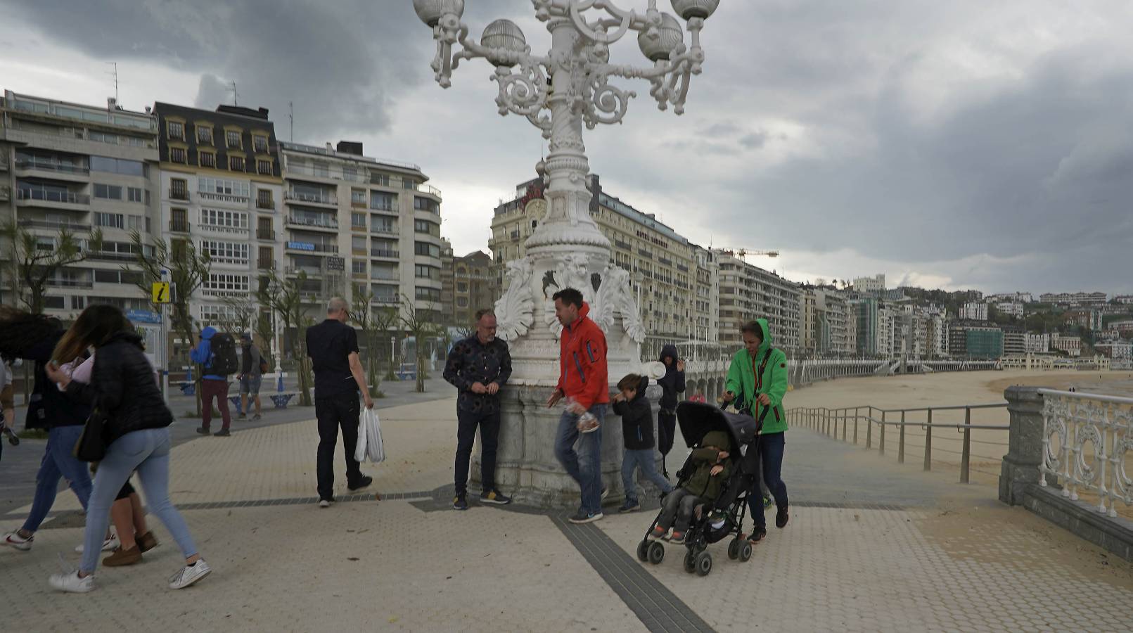 Tras el buen tiempo de la mañana, la tormenta ha llegado a la capital guipuzcoana por la tarde