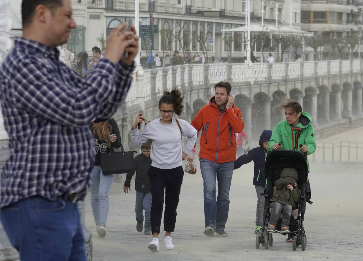 Tras el buen tiempo de la mañana, la tormenta ha llegado a la capital guipuzcoana por la tarde
