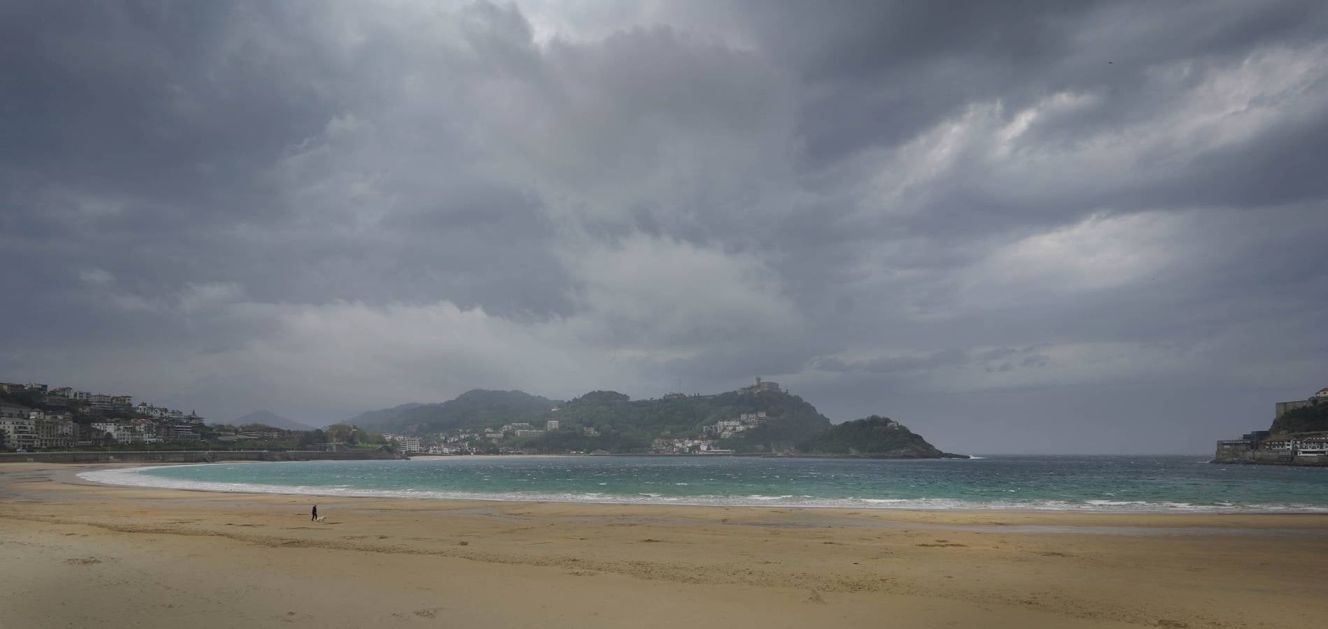 Tras el buen tiempo de la mañana, la tormenta ha llegado a la capital guipuzcoana por la tarde