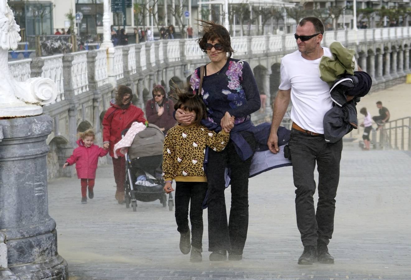 Tras el buen tiempo de la mañana, la tormenta ha llegado a la capital guipuzcoana por la tarde