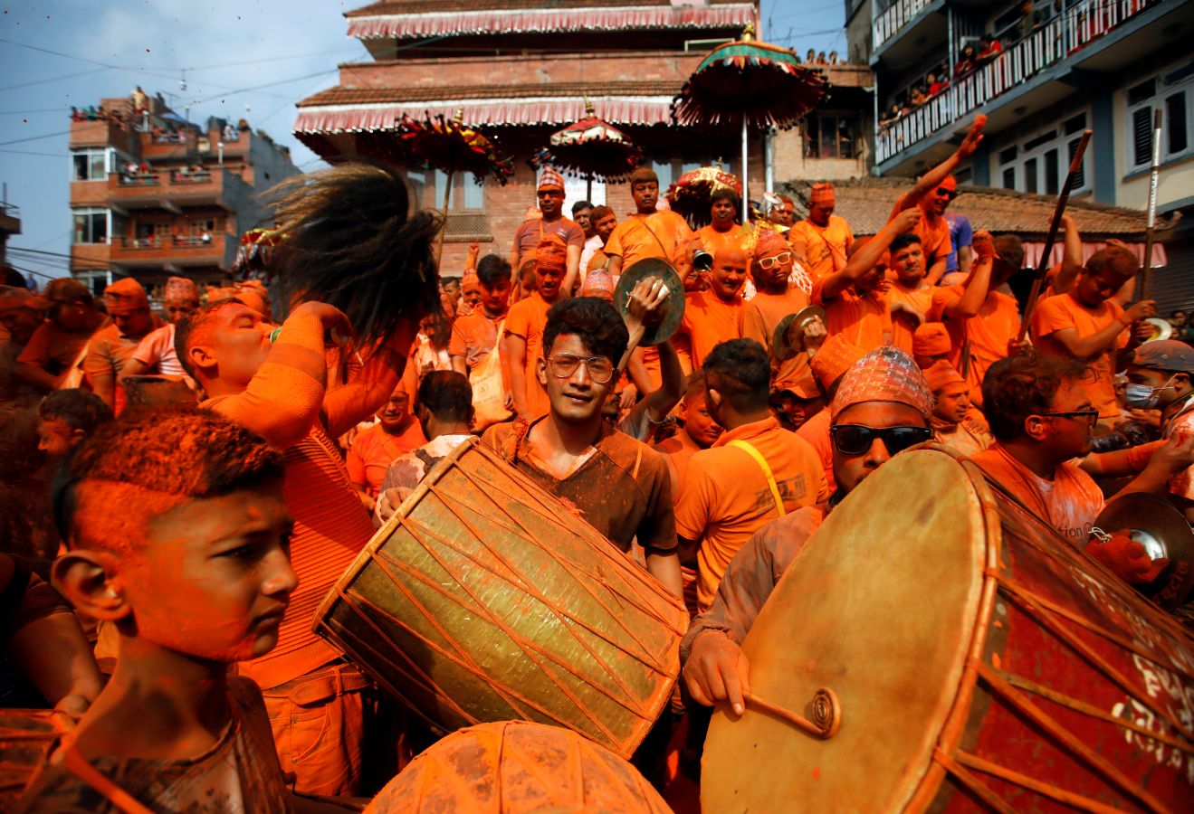 Celebración del festival ' Sindoor jatra' en Nepal. El festival se celebra cantando, bailando, tocando instrumentos tradicionales, cargando carros de varias deidades en toda la ciudad, ofreciendo oraciones y arrojando polvo bermellón unos sobre otros para conmemorar el Año Nuevo nepalí y el comienzo de la temporada de primavera en el país.