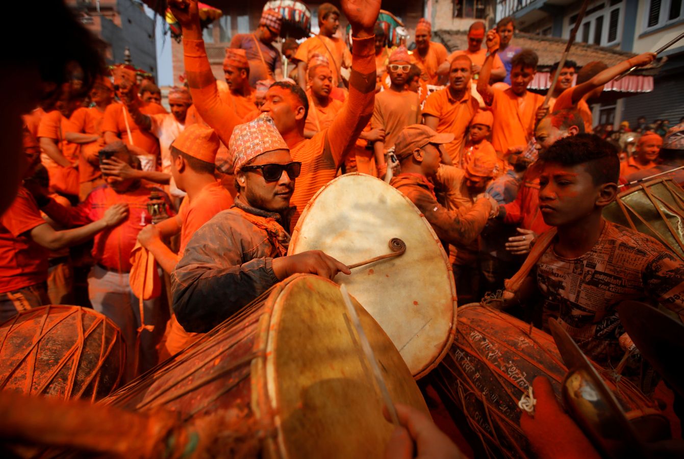 Celebración del festival ' Sindoor jatra' en Nepal. El festival se celebra cantando, bailando, tocando instrumentos tradicionales, cargando carros de varias deidades en toda la ciudad, ofreciendo oraciones y arrojando polvo bermellón unos sobre otros para conmemorar el Año Nuevo nepalí y el comienzo de la temporada de primavera en el país.