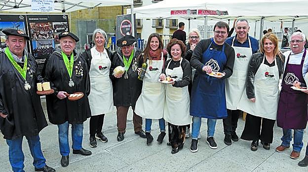 Donostia mostró ayer de nuevo su solidaridad con la recaudación de fondos para el proyecto Zaporeak. 