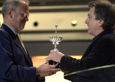 Imagen secundaria 1 - Galán junto a Bette Davis. Abajo, entregando el Premio Donostia a Robert De Niro y con el también galardonado Glenn Ford