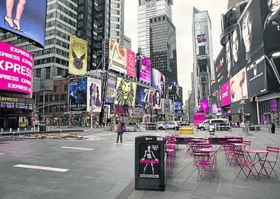 Imagen secundaria 1 - 1. Mirando desde el puente de Brooklyn, en Nueva York. 2. El turista español Miguel Ángel Ramos, 'pillado' en Times Square. 3. Soledad en una calle del popular barrio de Shinjuku, en Tokio.