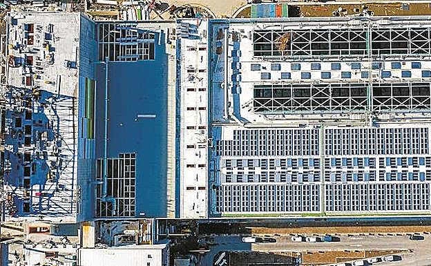 Vista exterior de la planta de tratamiento mecánico-biológico de Zubieta, que entrará en funcionamiento en fase de pruebas el próximo 26 de abril.