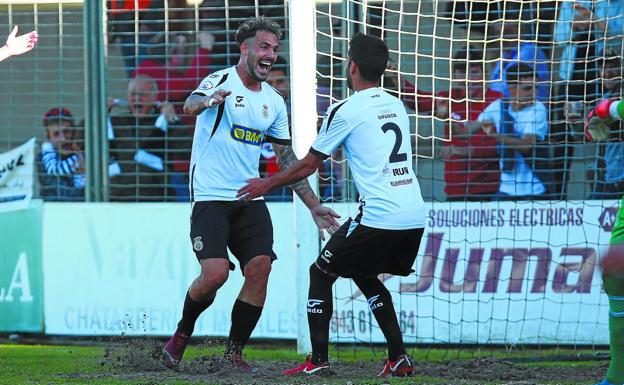 Sola y Estrada se abrazan tras uno de los goles conseguidos por el Real Unión ante el Langreo. 