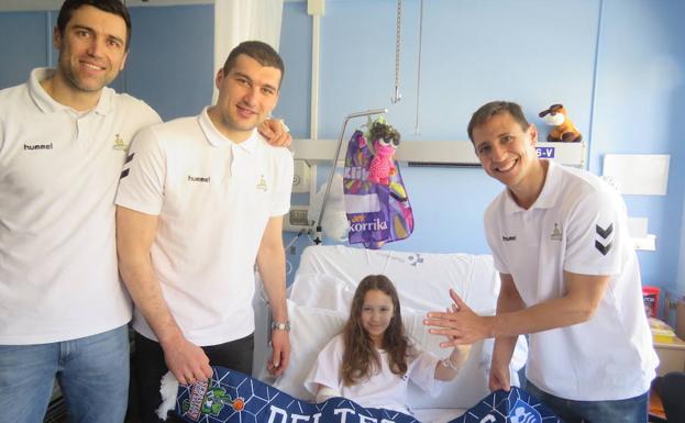 Sekulic, Burjanadze y Van Lacke saludan saludan a una niña en el Hospital Donostia.