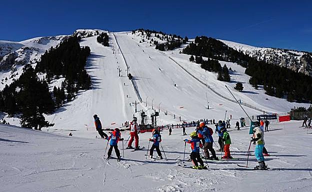 Los aficionados copan las pistas de la estación del Pirineo Catalán