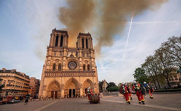 20 bomberos salvaron la catedral de Notre Dame del devastador incendio