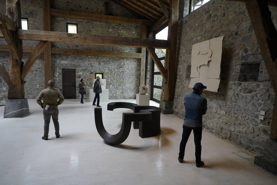 Un goteo incesante de visitantes vuelve a dar vida a Chillida Leku en la  apertura oficial al público  este miércoles