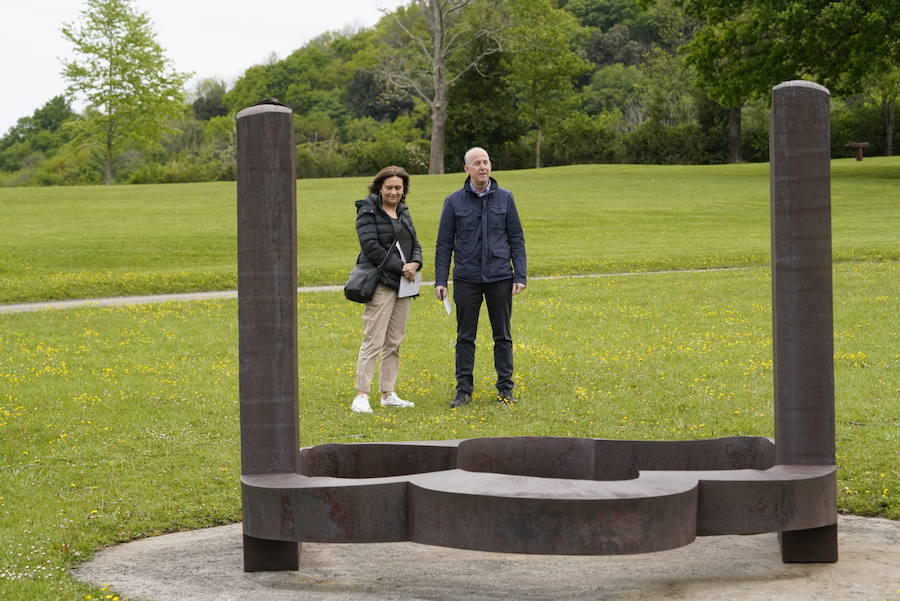 Un goteo incesante de visitantes vuelve a dar vida a Chillida Leku en la  apertura oficial al público  este miércoles