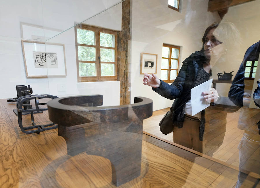 Un goteo incesante de visitantes vuelve a dar vida a Chillida Leku en la aapertura oficial al público este miércoles