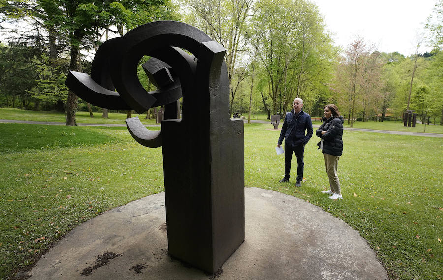 Un goteo incesante de visitantes vuelve a dar vida a Chillida Leku en la aapertura oficial al público este miércoles