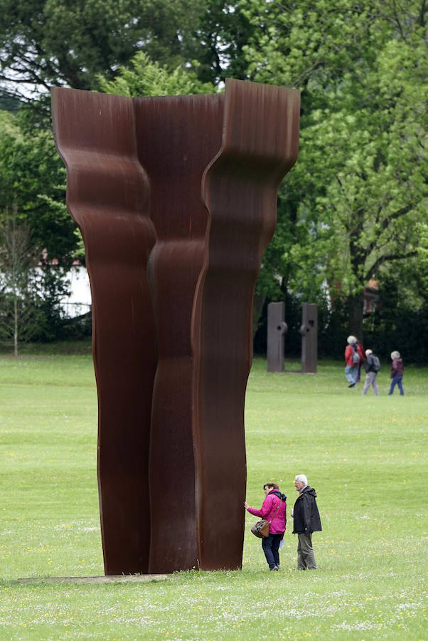Un goteo incesante de visitantes vuelve a dar vida a Chillida Leku en la aapertura oficial al público este miércoles