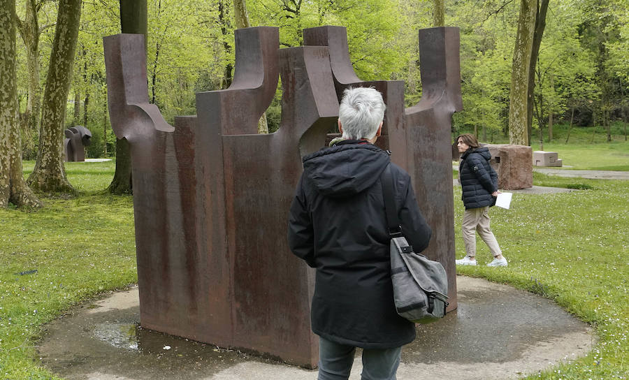 Un goteo incesante de visitantes vuelve a dar vida a Chillida Leku en la aapertura oficial al público este miércoles